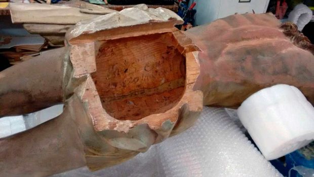 La cápsula del tiempo fue hallada en el trasero de un Cristo.