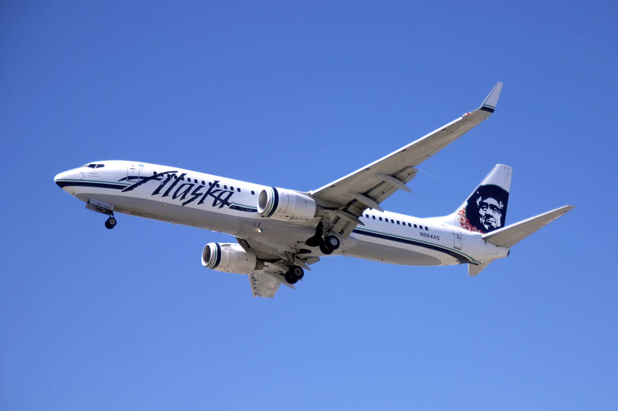 Alaska Airlines se disculpa con una pareja gay que se sintió discriminada en uno de sus vuelos